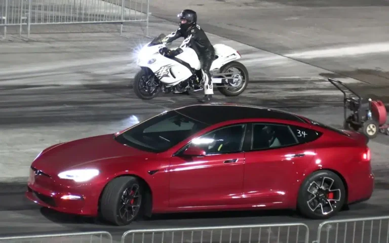 Suzuki Hayabusa vs. Tesla Model S Plaid in a drag race