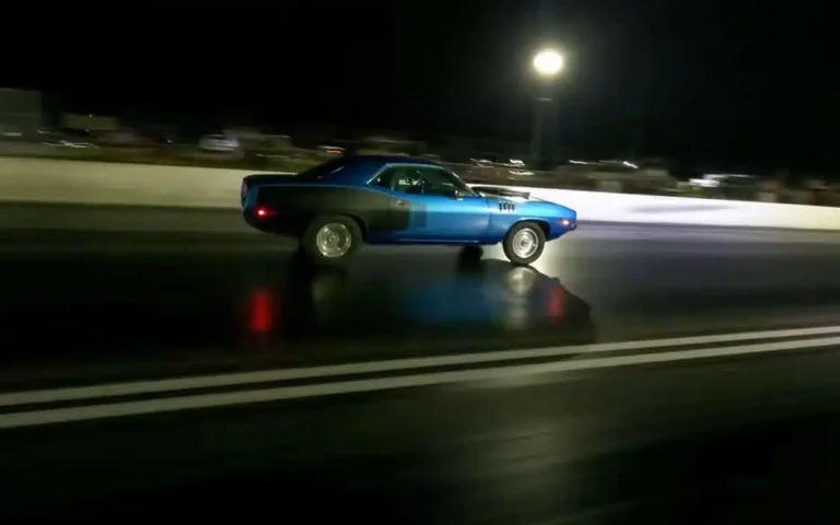 Tesla Model S Plaid vs Hellcat Plymouth Barracuda drag race